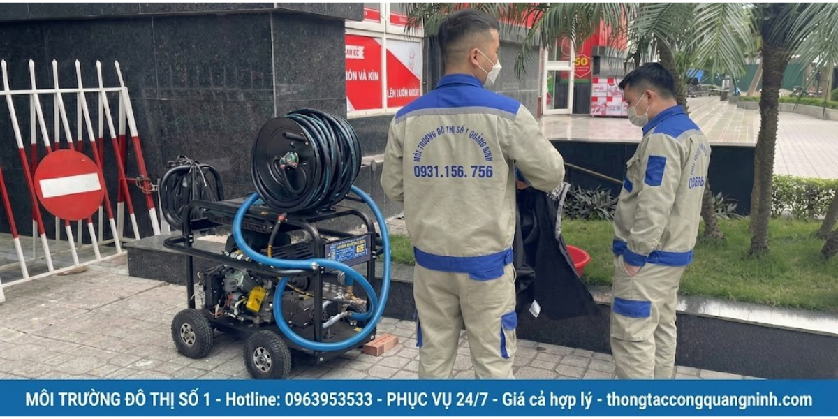 Kỹ thuật viên đang chuẩn bị thiết bị thông tắc cống tại Quảng Ninh