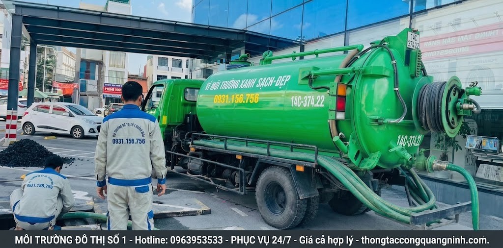 Xe hút bể phốt công suất lớn đang thi công tại Quảng Ninh