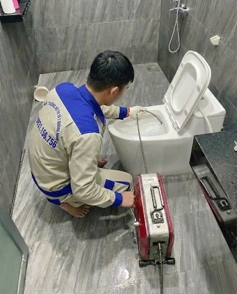 Kỹ thuật viên thông tắc bồn cầu tại Quảng Ninh