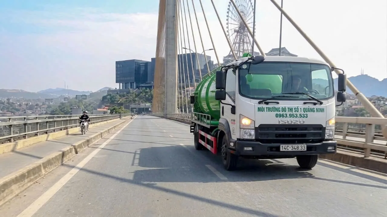Xe thông tắc cống Hạ Long trên cầu Bãi Cháy của Môi Trường Đô Thị Số 1 Quảng Ninh